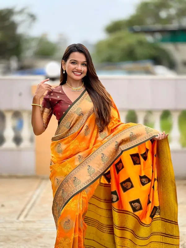 Banarasi_Silk_Blend_Woven_Saree_With_Blouse_Piece