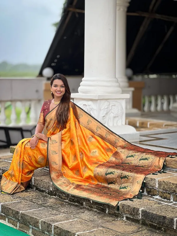 Banarasi_Silk_Blend_Woven_Saree_With_Blouse_Piece