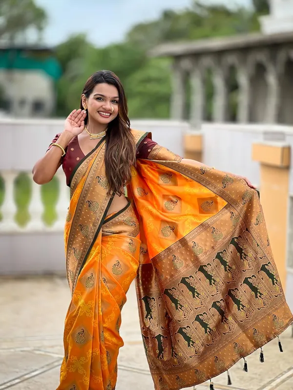 Banarasi_Silk_Blend_Woven_Saree_With_Blouse_Piece