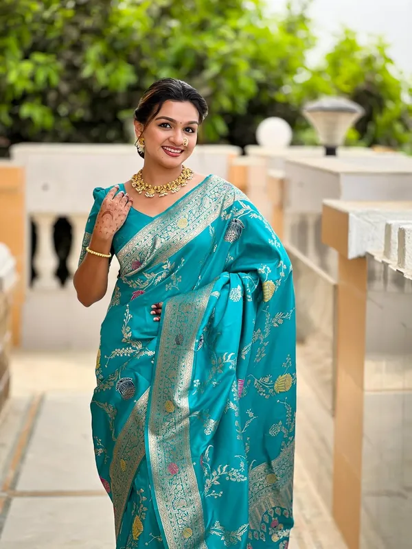 Banarasi_Silk_Blend_Woven_Saree_With_Blouse_Piece