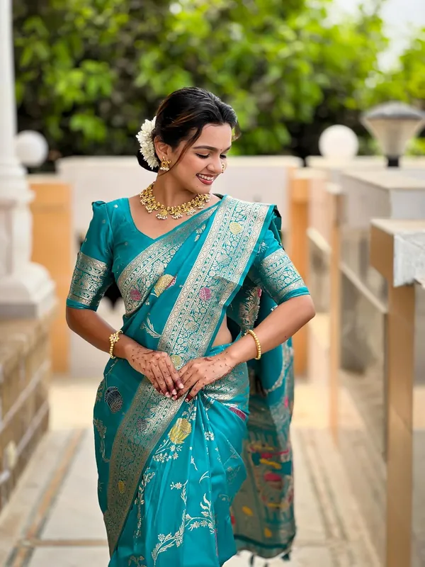 Banarasi_Silk_Blend_Woven_Saree_With_Blouse_Piece
