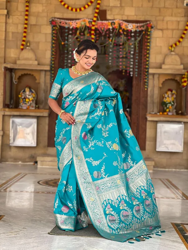 Banarasi_Silk_Blend_Woven_Saree_With_Blouse_Piece