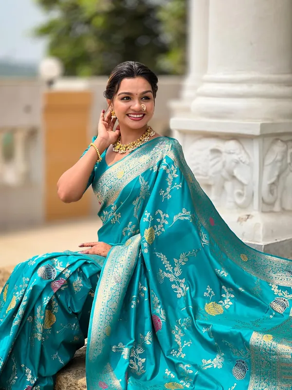 Banarasi_Silk_Blend_Woven_Saree_With_Blouse_Piece