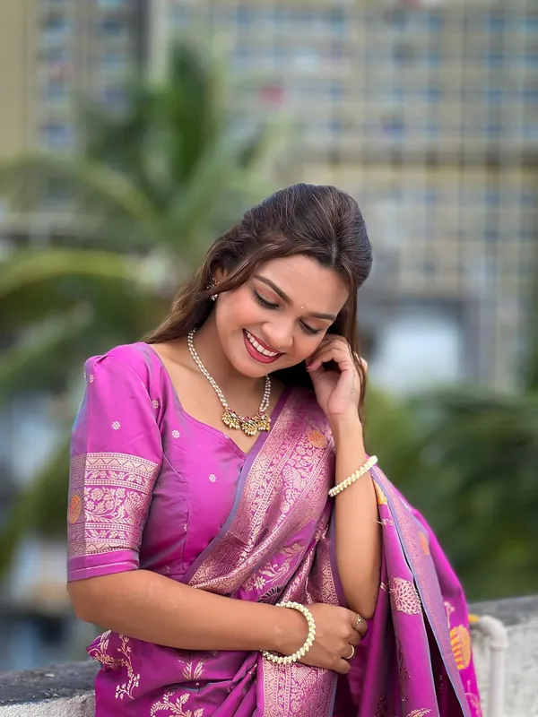 Banarasi_Silk_Blend_Woven_Saree_With_Blouse_Piece