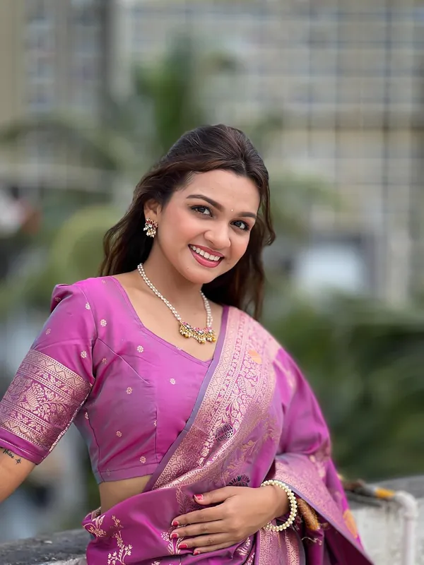 Banarasi_Silk_Blend_Woven_Saree_With_Blouse_Piece