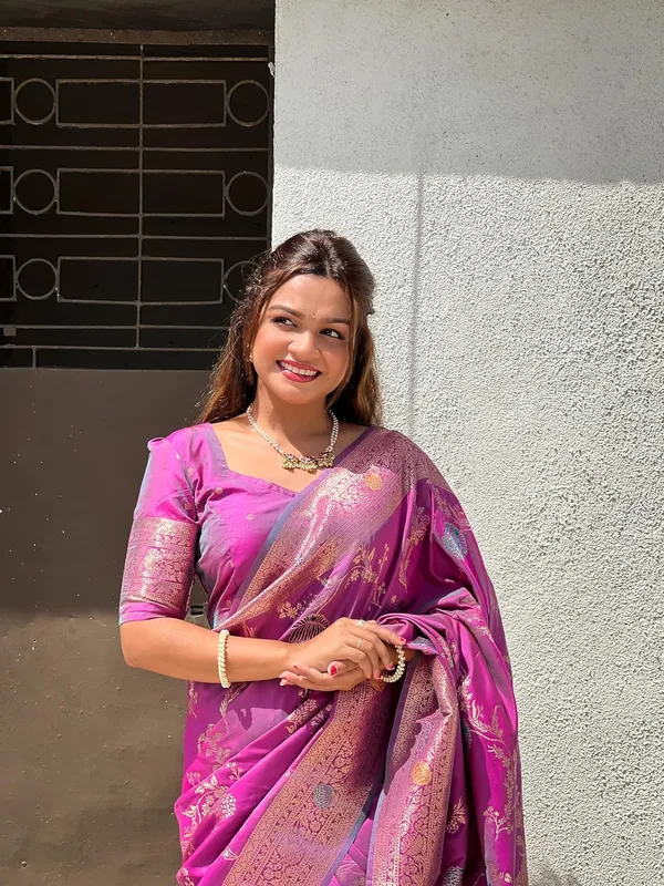Banarasi_Silk_Blend_Woven_Saree_With_Blouse_Piece