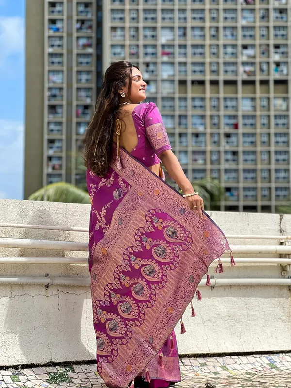 Banarasi_Silk_Blend_Woven_Saree_With_Blouse_Piece