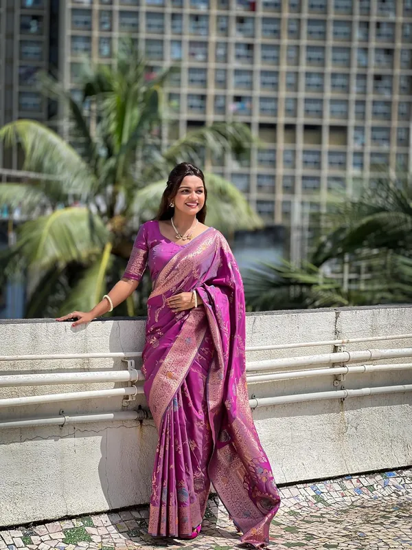 Banarasi_Silk_Blend_Woven_Saree_With_Blouse_Piece