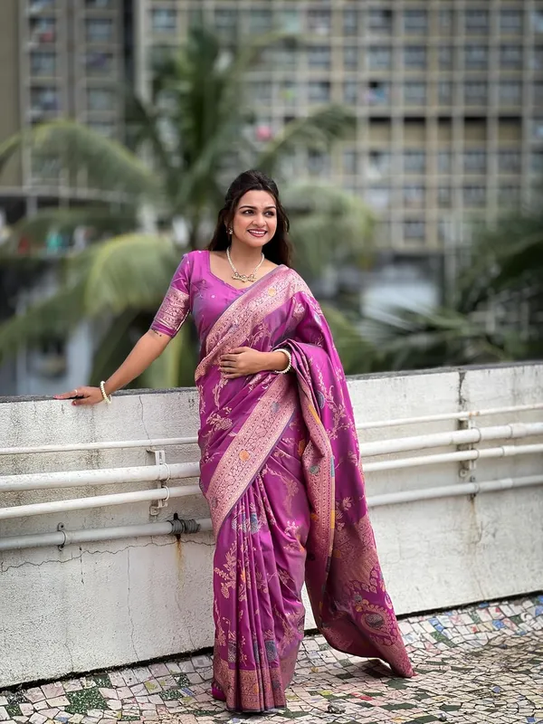 Banarasi_Silk_Blend_Woven_Saree_With_Blouse_Piece