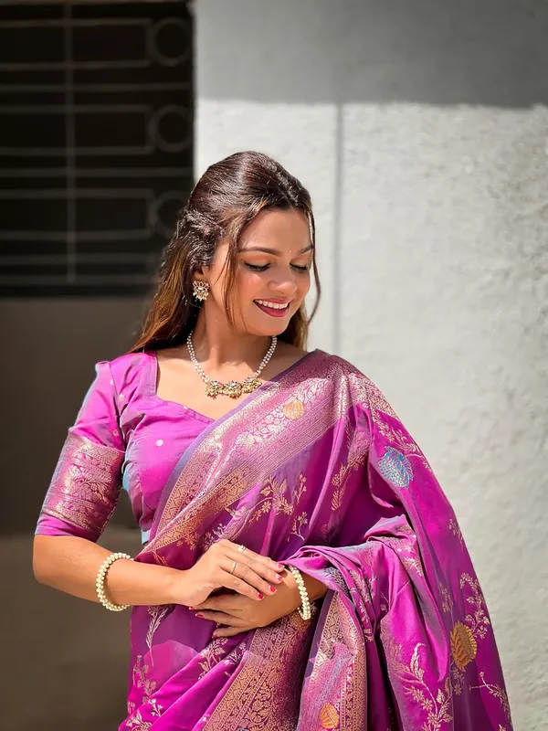 Banarasi_Silk_Blend_Woven_Saree_With_Blouse_Piece