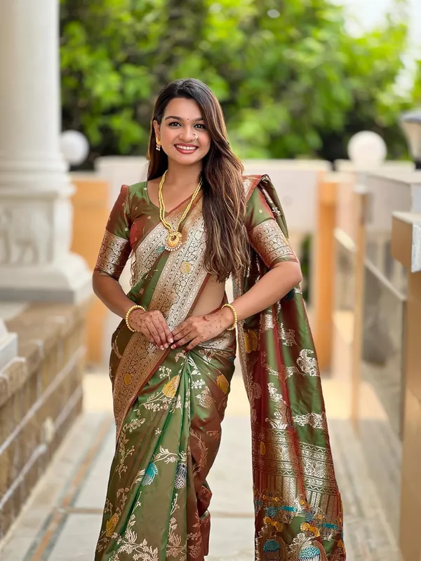 Banarasi_Silk_Blend_Woven_Saree_With_Blouse_Piece