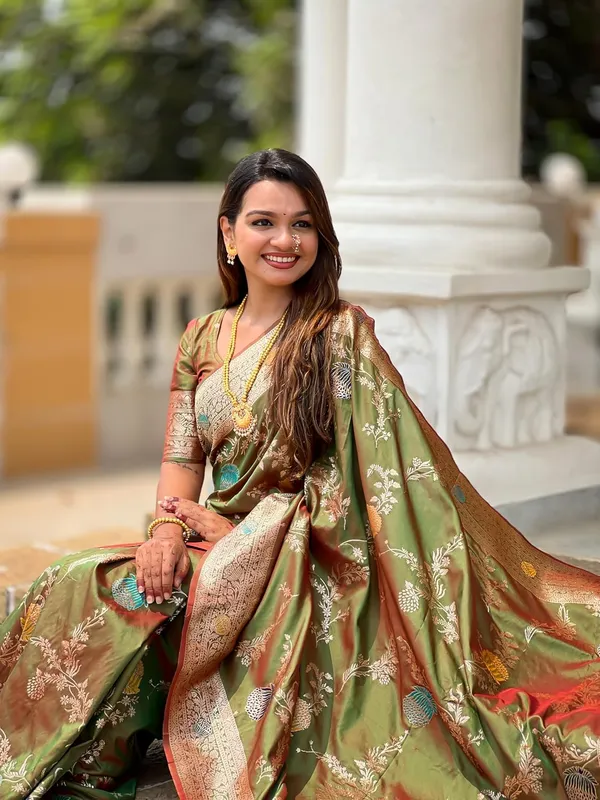 Banarasi_Silk_Blend_Woven_Saree_With_Blouse_Piece