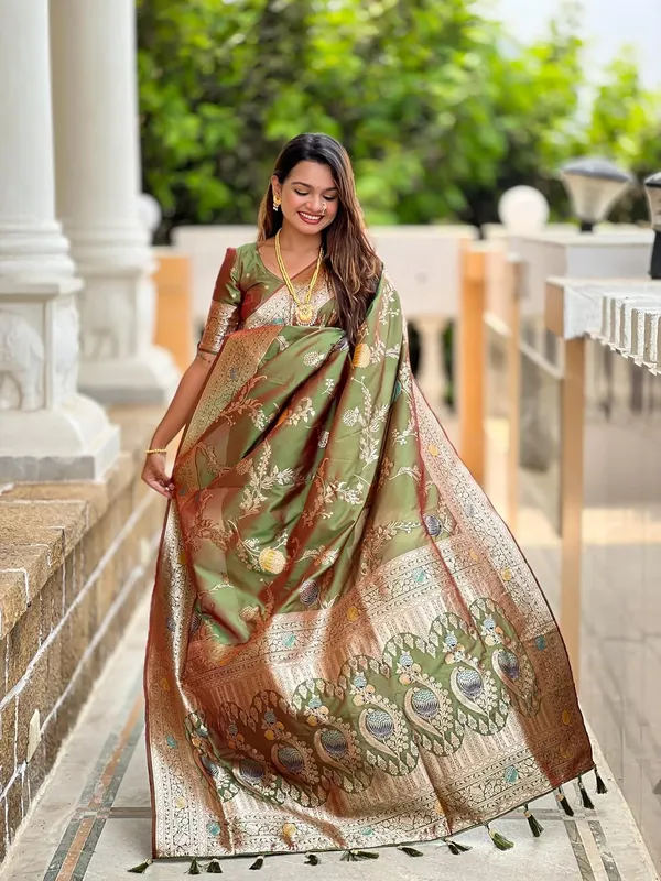 Banarasi_Silk_Blend_Woven_Saree_With_Blouse_Piece