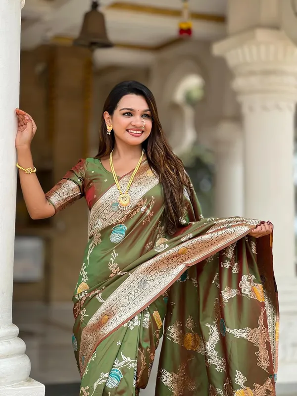 Banarasi_Silk_Blend_Woven_Saree_With_Blouse_Piece