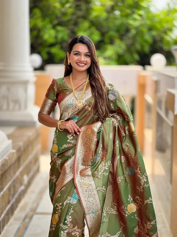 Banarasi_Silk_Blend_Woven_Saree_With_Blouse_Piece