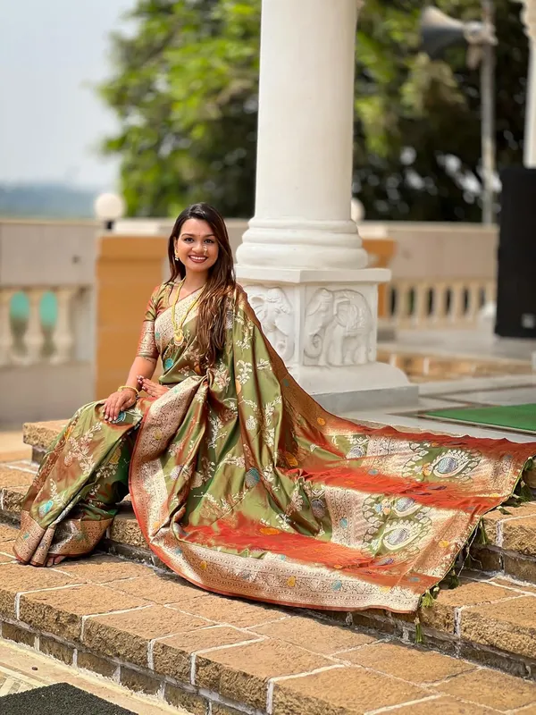 Banarasi_Silk_Blend_Woven_Saree_With_Blouse_Piece