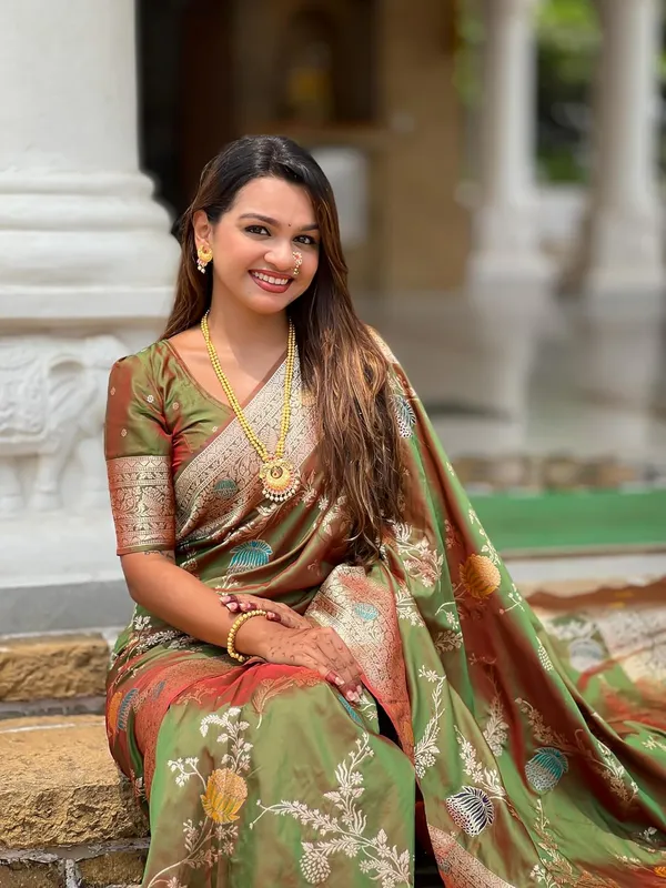 Banarasi_Silk_Blend_Woven_Saree_With_Blouse_Piece