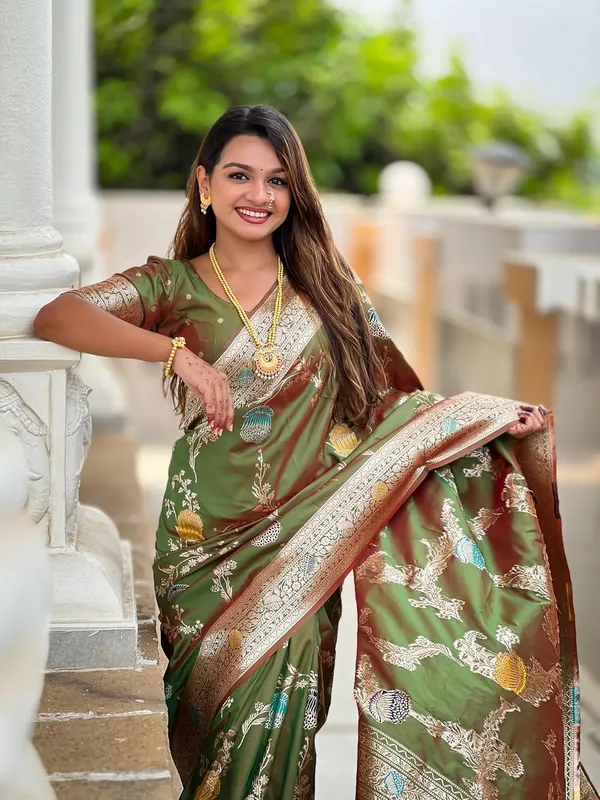 Banarasi_Silk_Blend_Woven_Saree_With_Blouse_Piece