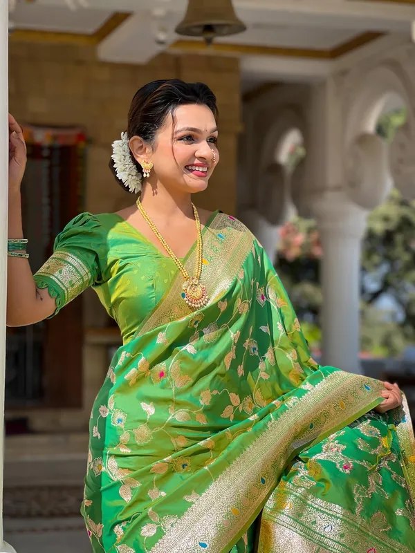 Women_Banarasi_Silk_Jacquard_Saree_With_Unstitched_Blouse_Piece
