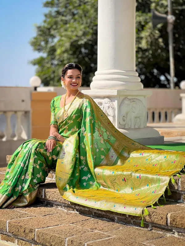 Women_Banarasi_Silk_Jacquard_Saree_With_Unstitched_Blouse_Piece