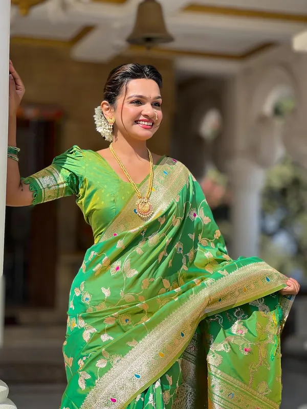 Women_Banarasi_Silk_Jacquard_Saree_With_Unstitched_Blouse_Piece