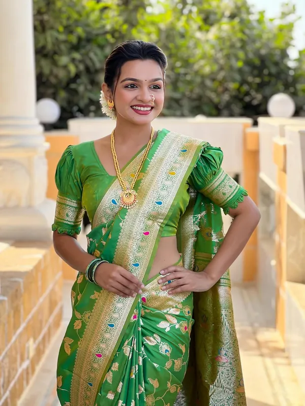 Women_Banarasi_Silk_Jacquard_Saree_With_Unstitched_Blouse_Piece