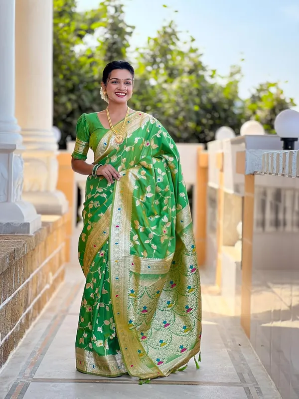 Women_Banarasi_Silk_Jacquard_Saree_With_Unstitched_Blouse_Piece