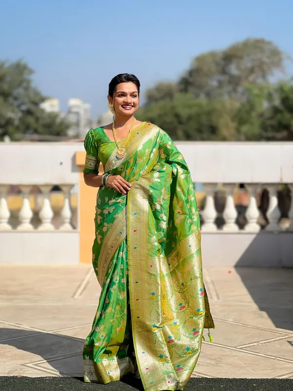 Women_Banarasi_Silk_Jacquard_Saree_With_Unstitched_Blouse_Piece