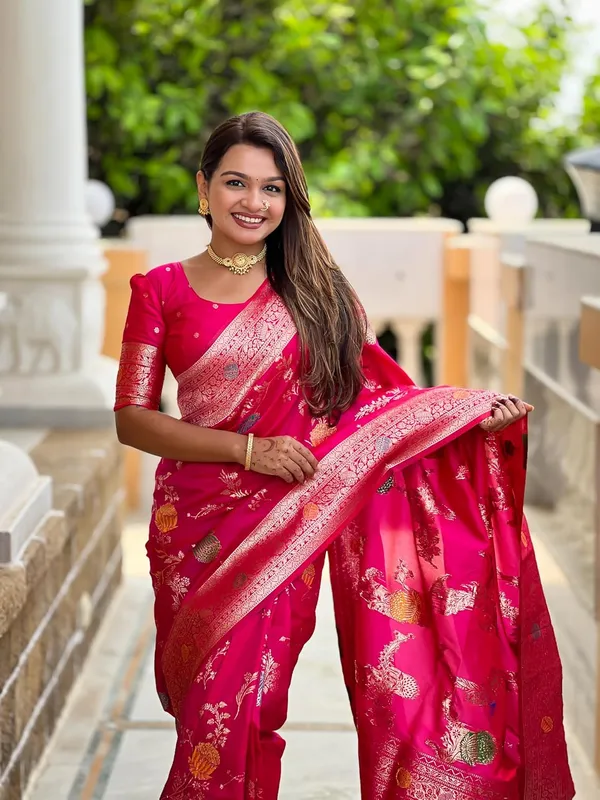 Banarasi_Silk_Blend_Woven_Saree_With_Blouse_Piece
