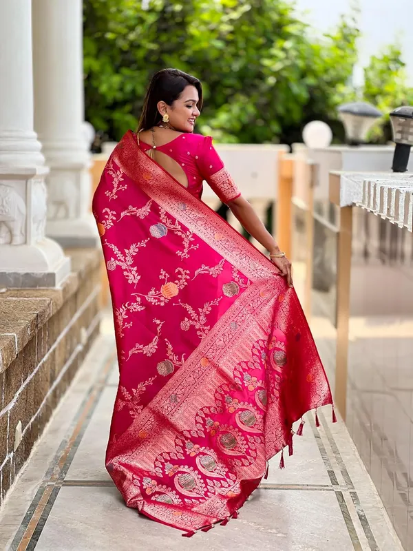 Banarasi_Silk_Blend_Woven_Saree_With_Blouse_Piece