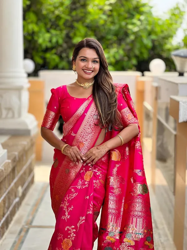 Banarasi_Silk_Blend_Woven_Saree_With_Blouse_Piece