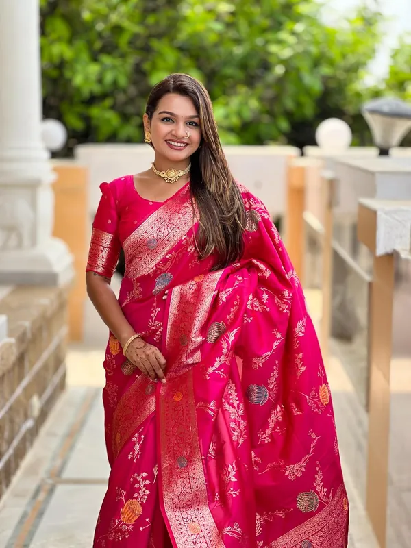 Banarasi_Silk_Blend_Woven_Saree_With_Blouse_Piece