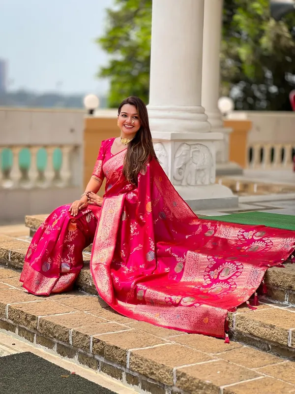 Banarasi_Silk_Blend_Woven_Saree_With_Blouse_Piece