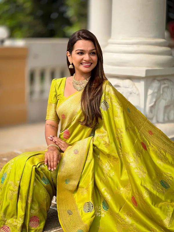 Banarasi_Silk_Blend_Woven_Saree_With_Blouse_Piece