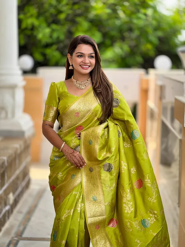 Banarasi_Silk_Blend_Woven_Saree_With_Blouse_Piece