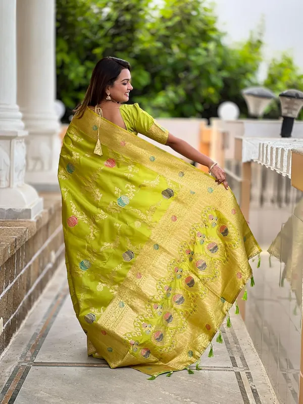 Banarasi_Silk_Blend_Woven_Saree_With_Blouse_Piece