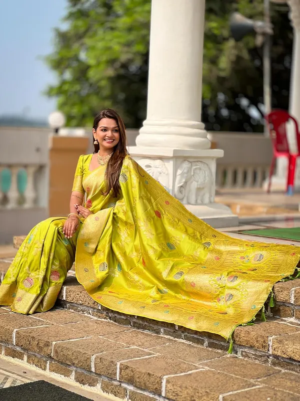 Banarasi_Silk_Blend_Woven_Saree_With_Blouse_Piece