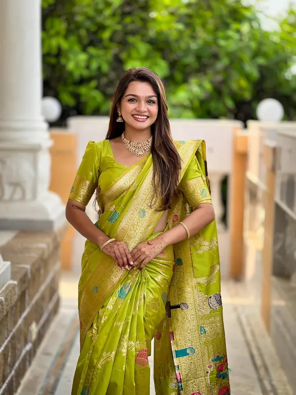 Banarasi_Silk_Blend_Woven_Saree_With_Blouse_Piece