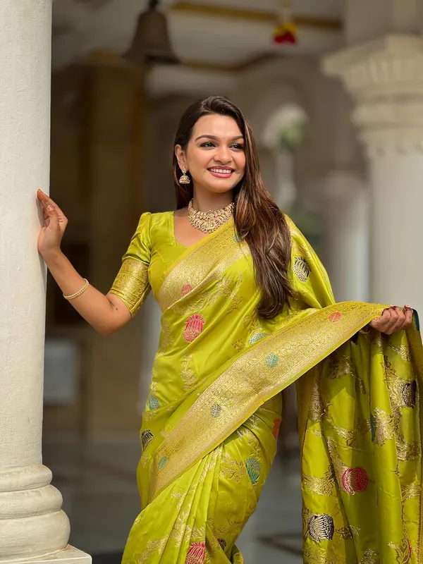 Banarasi_Silk_Blend_Woven_Saree_With_Blouse_Piece