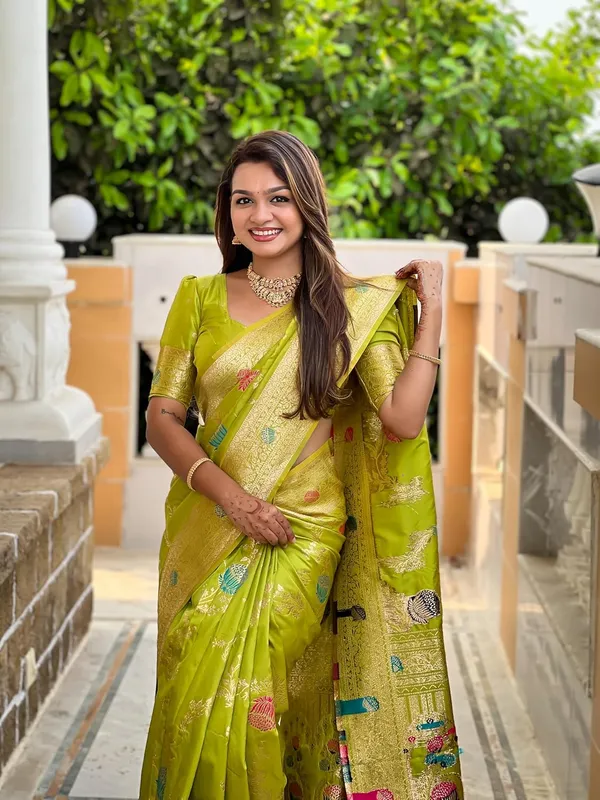 Banarasi_Silk_Blend_Woven_Saree_With_Blouse_Piece