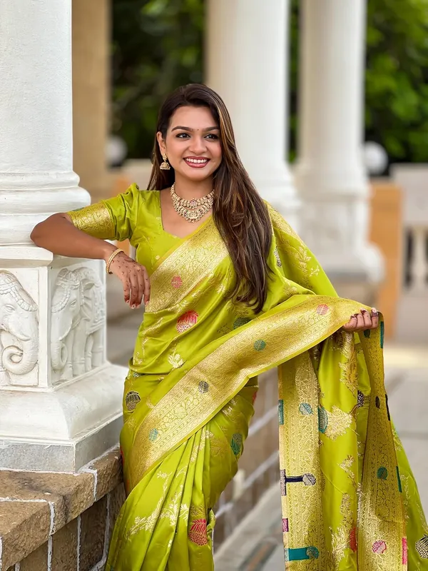 Banarasi_Silk_Blend_Woven_Saree_With_Blouse_Piece