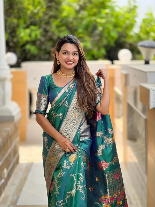 Banarasi_Silk_Blend_Woven_Saree_With_Blouse_Piece