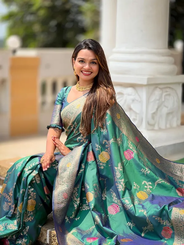 Banarasi_Silk_Blend_Woven_Saree_With_Blouse_Piece