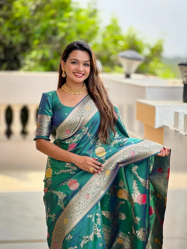 Banarasi_Silk_Blend_Woven_Saree_With_Blouse_Piece