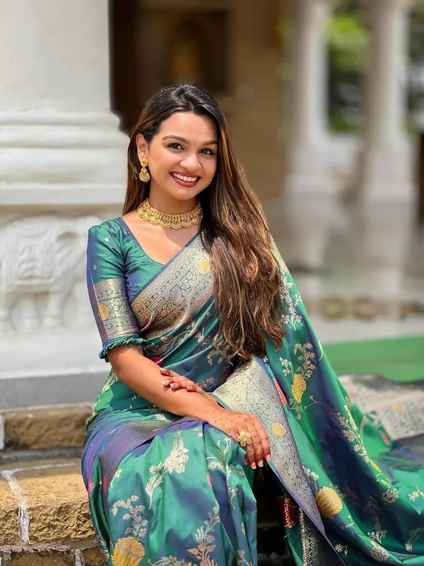 Banarasi_Silk_Blend_Woven_Saree_With_Blouse_Piece