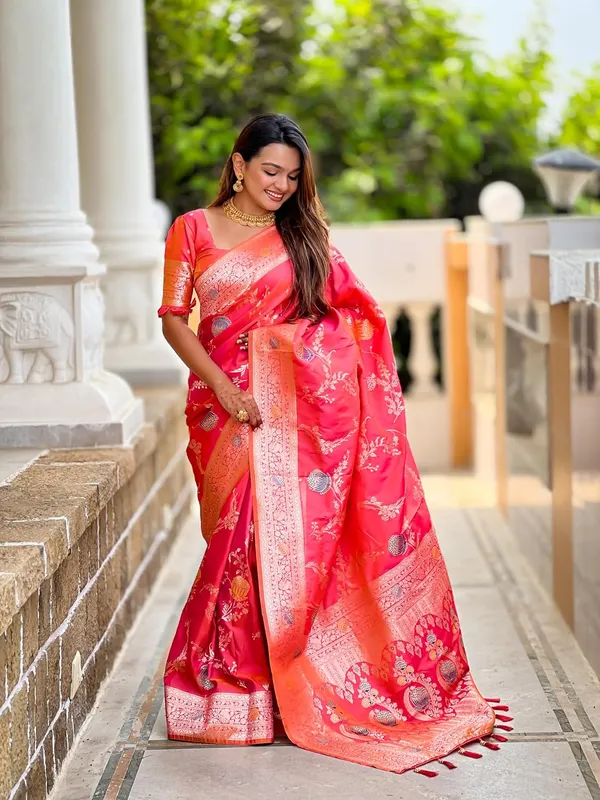 Banarasi_Silk_Blend_Woven_Saree_With_Blouse_Piece