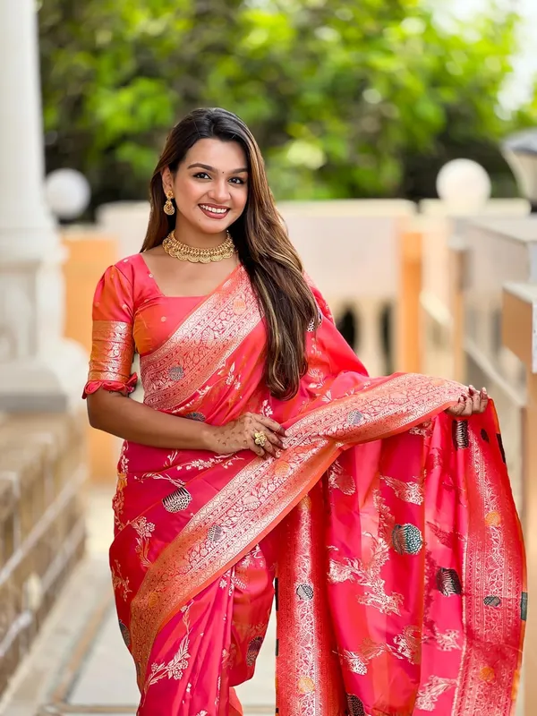 Banarasi_Silk_Blend_Woven_Saree_With_Blouse_Piece
