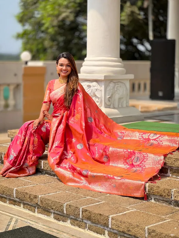 Banarasi_Silk_Blend_Woven_Saree_With_Blouse_Piece