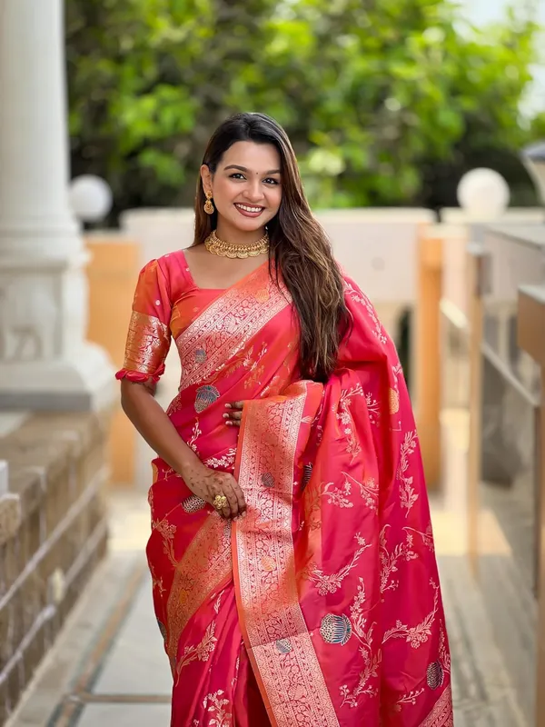 Banarasi_Silk_Blend_Woven_Saree_With_Blouse_Piece