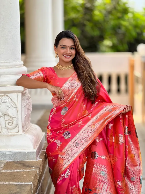 Banarasi_Silk_Blend_Woven_Saree_With_Blouse_Piece